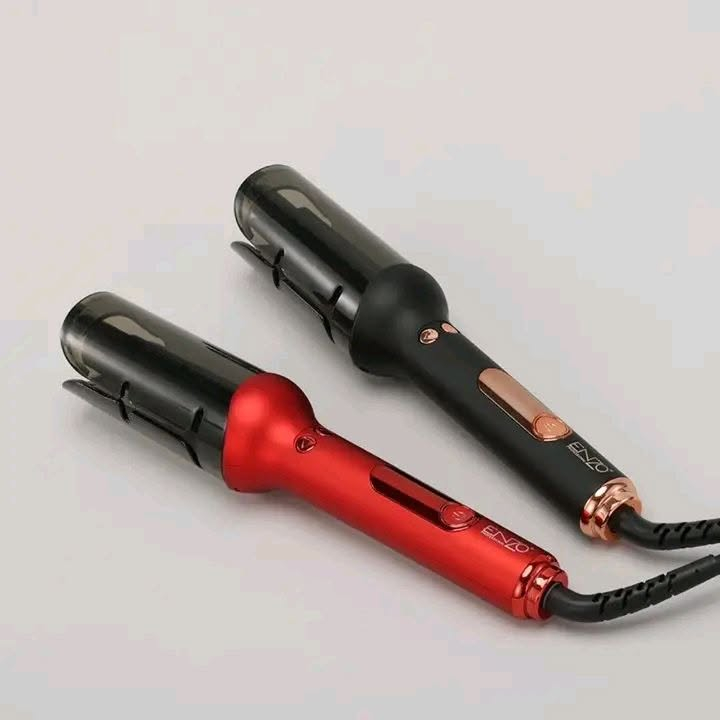 ENZO Automatic Curle
Curl Secret Lite 19mm

AUTO-CURL TECHNOLOGY: تقنية اللف الأوتوماتيكي - تسحب خصلة الشعر وتلفها لوحدها
قطر الأسطوانة 19mm: لعمل تموجات متوسطة الحجم وكيرلي محدد
درجة الحرارة: تصل إلى 380°F / 193°C ظاهرة على الشاشة
3 إعدادات حرارة: 280°F / 320°F / 380°F تناسب كل أنواع الشعر
FAST. EASY. CURLS: سريع وسهل ويعطي كيرلي مثالي
BOUCLES. FACILE. RAPIDE: كيرلي سهل وسريع

دواعي الاستعمال 
عمل تموجات وكيرلي أوتوماتيكي: بدل الفير العادي، الجهاز يلف الشعر بنفسه بضغطة زر
توفير الوقت: مناسب للاستخدام اليومي لأنه أسرع من الطرق التقليدية
لجميع أنواع الشعر: إعدادات الحرارة المتعددة تناسب الشعر الناعم والخشن والمصبوغ
للمبتدئات: سهل الاستخدام وما يحتاج خبرة، يقلل خطر الحرق بسبب الغطاء الواقي
تصفيف سريع للمناسبات: يعطي مظهر كيرلي مرتب وثابت في دقائق

ملاحظة مهمة: هذا جهاز تصفيف حراري، وليس "دواء" له دواعي استعمال طبية. يُستخدم على شعر جاف ونظيف مع واقي حرارة لتجنب تلف الشعر.


**إذا كنت صاحب هذا الإعلان وتريد حذفه لأي سبب، رجاءا أرسل رسالة إلى الدعم الفني**