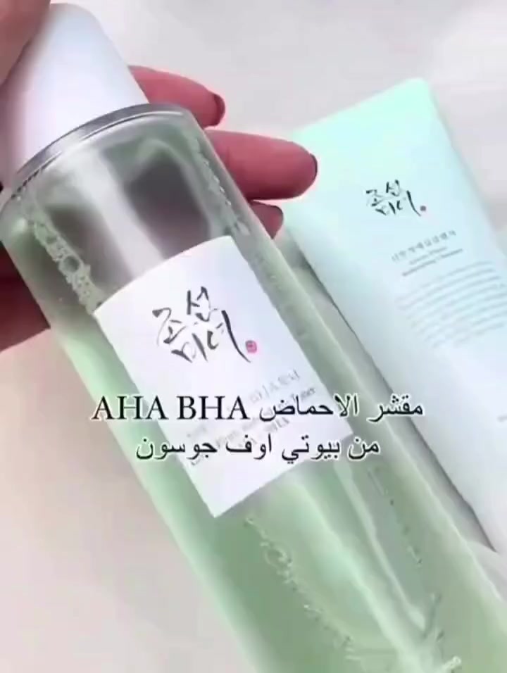 ✨تونر البرقوق الأخضر المنعش (Green Plum Refreshing Toner) من العلامة التجارية الكورية الشهيرة بيوتي أوف جوسون (Beauty of Joseon). يعد هذا التونر مقشراً يومياً لطيفاً يجمع بين المكونات الطبيعية التقليدية والأحماض الكيميائية الفعالة لتنقية البشرة وإعادة الحيوية لها. 

✅المكونات الأساسية وفوائدها:
مياه البرقوق الأخضر (25%): تعمل كمقشر طبيعي يساعد على تنعيم ملمس البشرة وتوفير الترطيب.
مستخلص فول المونج (2%): يساعد في تهدئة البشرة وترطيبها، ويعمل بانسجام مع البرقوق لتنقية المسام.
أحماض AHA + BHA: يحتوي على 2% حمض الجليكوليك (AHA) لتقشير سطح الجلد وإزالة الخلايا الميتة، و 0.5% حمض الساليسيليك (BHA) للتغلغل داخل المسام وإزالة الدهون والشوائب.
مكونات إضافية: يحتوي أيضاً على مستخلصات الجينسنغ والأرز التي تساهم في تفتيح البشرة وتغذيتها. 

✅مميزات المنتج:-
تقشير لطيف: يزيل خلايا الجلد الميتة والدهون دون التسبب في تهيج، مما يجعله مناسباً للاستخدام اليومي.
تحسين ملمس البشرة: يساعد في الحصول على بشرة ناعمة، مشرقة، وأقل بهتاناً.
مناسب لجميع أنواع البشرة: مصمم خصيصاً ليكون آمناً للبشرة الحساسة والمعرضة لحب الشباب. 

💢يُنصح بإجراء اختبار رقعة على جزء صغير من الجلد قبل الاستخدام الكامل إذا كانت بشرتك شديدة الحساسية أو كنتِ تستخدمين الأحماض لأول مرة و استخدام واقي شمس خلال النهار لأن الأحماض تزيد من حساسية البشرة تجاه الشمس.
#الاصلي المنشأ كوريا 🇰🇷💯
السعر16 الاف
🚘يوجد خدمة توصيل لجميع محافظات العراق 3 الاف فقطططط


**إذا كنت صاحب هذا الإعلان وتريد حذفه لأي سبب، رجاءا أرسل رسالة إلى الدعم الفني**