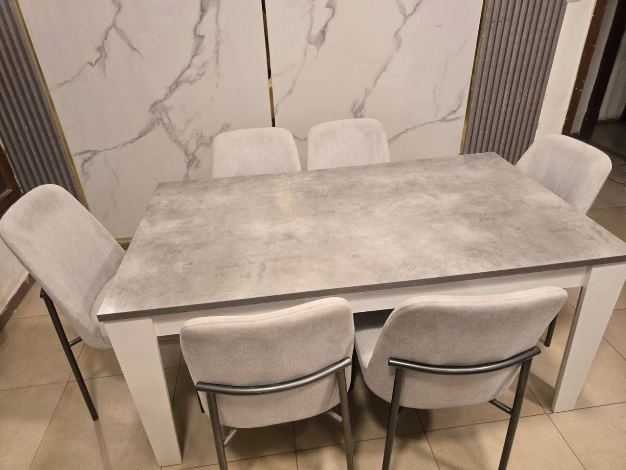 السلام عليكم غراض للبيع بسعر مناسب جدا مستعجله عليهن 
تخم جديد استعمال سبوع ب٢٥٠الف 
ميز طعام جديد مع الكراسي ١٠٠الف لتواصل الاتصال
***********
