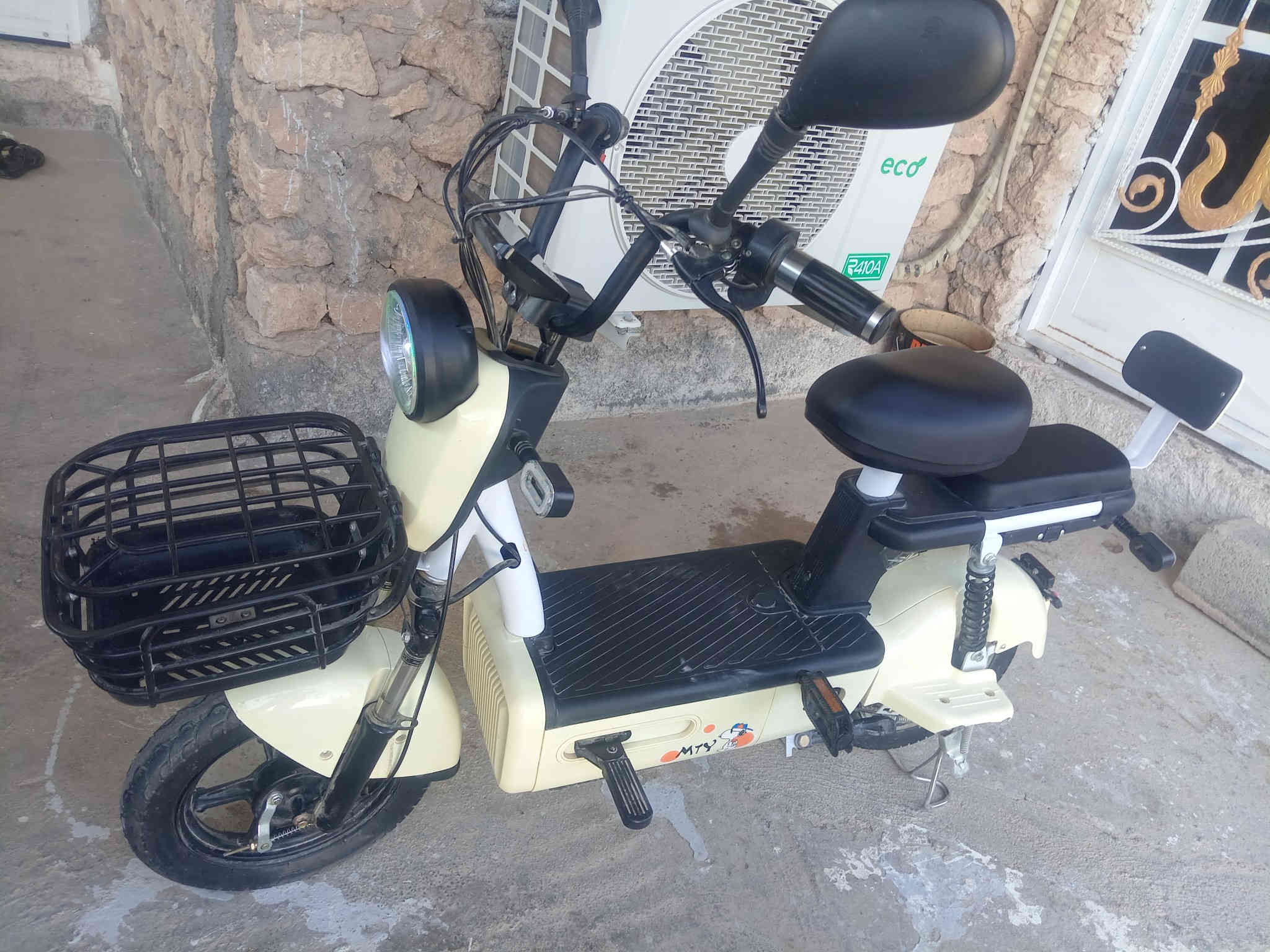 للبيع ماطور شحن نضيف حجم 14  .  4 بطاريات السعر280   الف وبي مجال بسيط 
✅سويج وبصمه وسويج فتح بطاريات وسويج قفل الملف. 
✅اشارات امامي خلفي. 
✅السرعه ما بين 50 و 45.
✅اناره ليليه اماميه. 
✅تايرات جبلي امامي خلفي. 
✅تشغيل عن بعد
✅انذار مانع سرقه
العنوان بروانه الشاعي للتواصل الاتصال على الرقم ***********
