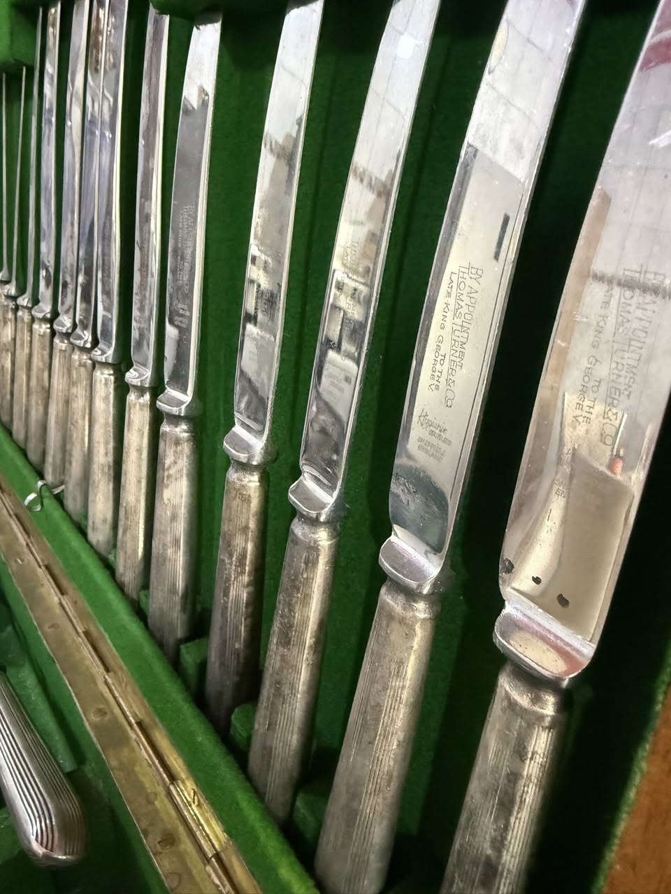 طبق مائدة انتيك مخملي من الفضة صنع يدودي بريطاني لسنة 1943/1948
للتفاصيل السعر ومعلومات اكثر ***********
