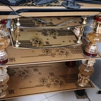 ميز تلفزيون • نضيف • بيع مستعجل