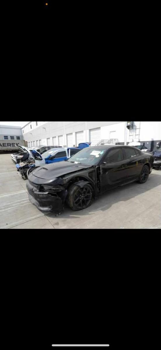 السلام عليكم للبيع جارجر موديل 2022 هيمي مكينة 5700 ستوك السيارة ع وضع الشركة حتى حجر البيئة مالتها البلادي رقم بغداد بأسمي  ماشية 40 الف حادث السيارة كلش خفيف وصور الحادث موجودة بل منشور السعر 280 ورقة وبيها مجال للاتصال ***********
