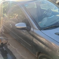 بيجو 207 موديل 18 السيارة ماشية 117 بيها بارد قديم وبيها حادث صار يجفي...