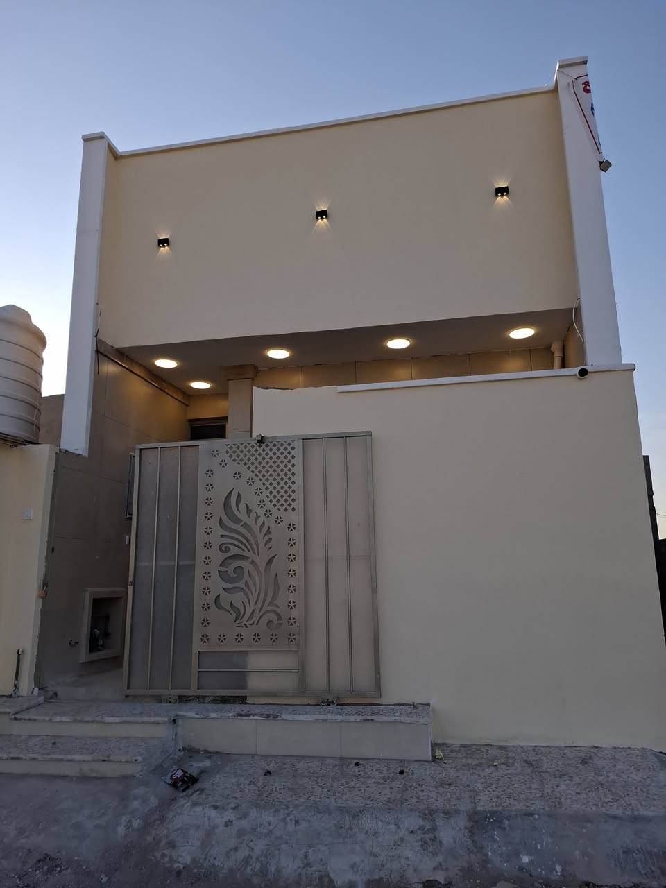 إسلام عليكم بيت للبيع مساحه حج بلوك بناء درجه اولى قريب ع مدرسه المسار ***********
