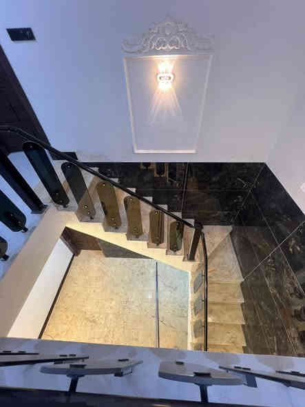 دار للبيع مساحه 100 متر حي الجامعه طابقه منطقه 28,000 يتكون من ثلاث غرف نوم صاله عدد اثنين مطبخ صحيات عدد ثلاثه استقبال مفتوح على الصاله السقف جمس ارضيه مرمر سعر المطلوب 230 اتصال بالمكتب استفسار واتساب موجود ***********
