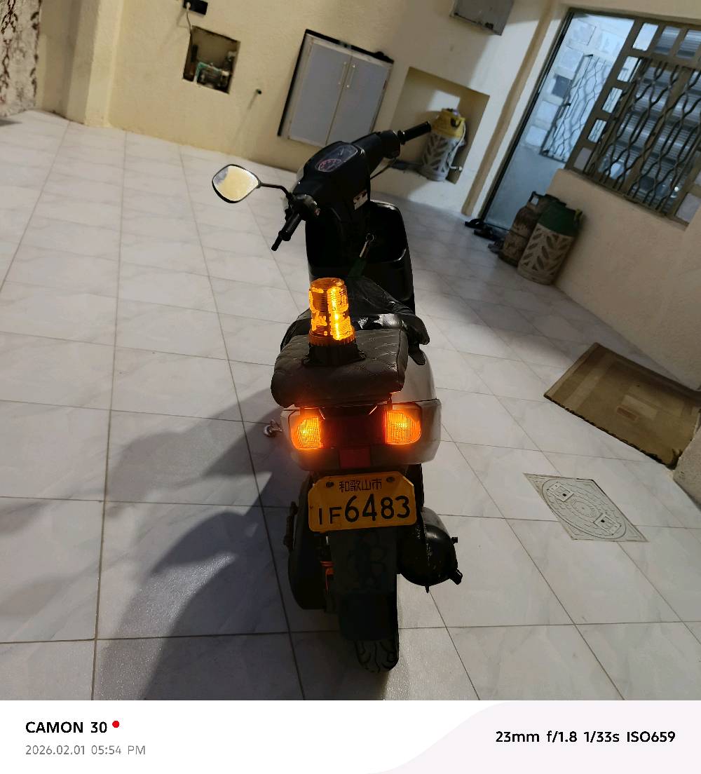 عندي دراجة نارية من نوع Aprio للبيع، بحالة جيدة. مواضبة على الصيانة والإضاءة تعمل بشكل ممتاز كما هو واضح في الصور. العداد يقرأ 33469 كيلومتر، ومركونة في مكان آمن كما في الصورة. مجربة وجاهزة للاستعمال الفوري، ومناسبة للتنقل داخل المدينة بكل سهولة.