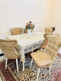 ميز طعام للبيع لغرض التبديل استعمال قليل جدا نظيف مابي اي عيب مع ٦ كرا...
