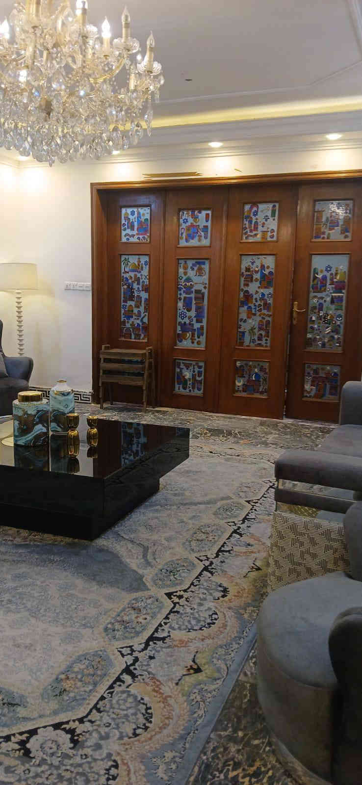 سلام عليكم دار للبيع مساحة ٢٠٠م الواجهه ١٠م نزال ٢٠م جكوك من جهة الكاظمية يحتوي على مطبخ و صالة استقبال + حمام ضيوف + غرفتين نوم + حمام + صالة الحولي 
الطابق الثاني يحتوي على أربعة غرف نوم + حولي + حمام  
السعر ٧٥٠ مليون 
الرقم :: ***********
