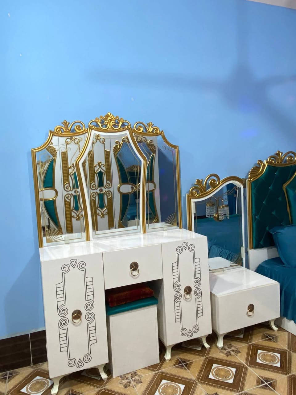 توجد غرفة نوم تركية جديدة طك ستخدام جدا قليل كنتور 6باب مع زاوية 2باب وطابوريات ودوشك درجة أولى ميز مراية تأسيس إنارة داخلية ام توج العنوان الرمانة الاستفسار علرقم ***********
