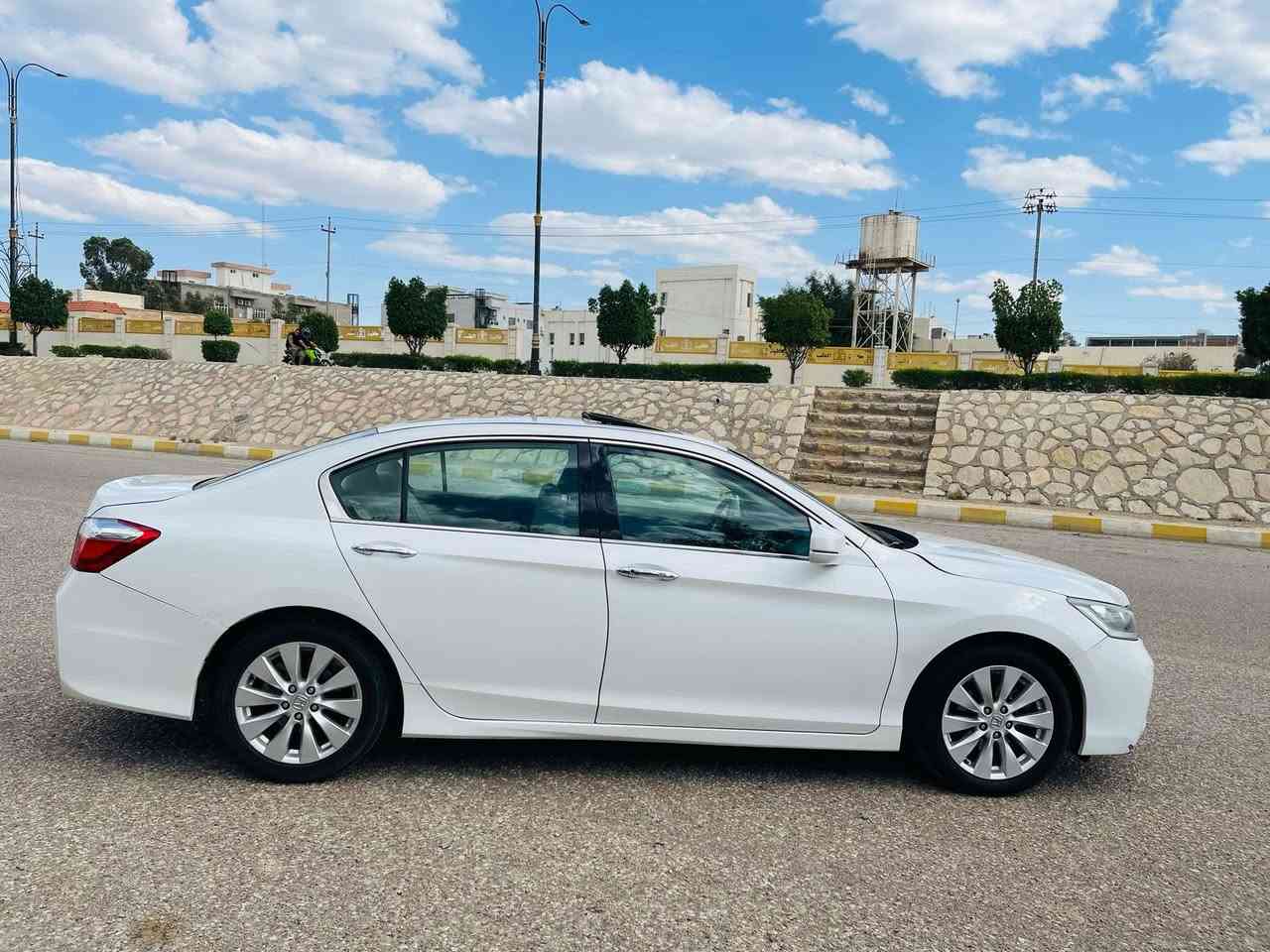 السلام عليكم
هوندا اكورد ياباني موديل 15 خليجي
فول مواصفات 
دبل كزوز
مثبت سرعه
جام اوتو
محرك2400
ماشيه 165km
صدر امامي خلفي جديد
تخم تاير 

سعر 140 بي مجال
وترهم مراوس بكورلا هايبرد او حسب القناعه
***********
