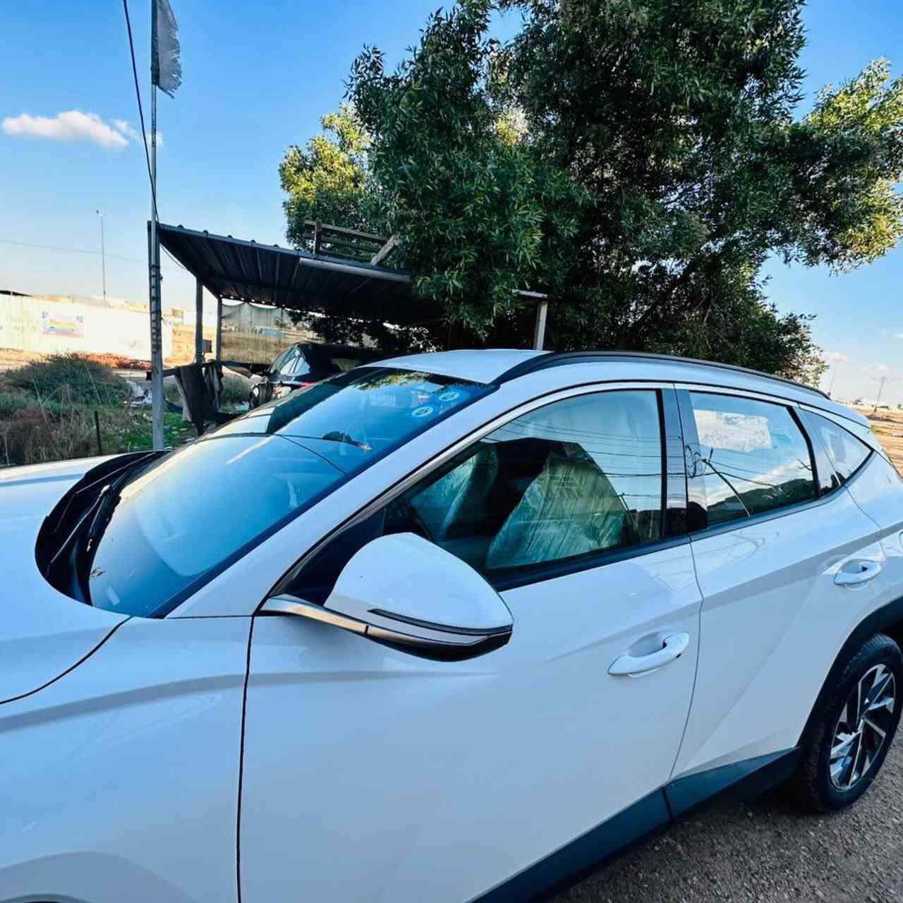 ✅ توسان 2024 لون ابيض 🔥🔥 ماشيه 24 الف
✅ الرقم بغداد الجديد، باسمي مباشرة تحويل

👈فول مواصفات عدا البانوراما
 👈ماشية فقط 25 ألف كيلو 
 👈محرك 4 سلندر دوش 2000 cc

 ✅داخل لون ابيض دشبول دجتل
 ✅لايت زنون كهربائي اوتو ولد امامي خلفي 
✅ بصمتين بالسياره تشغيل عن بعد 
 ✅كراسي كهربائية
 ✅شاشة عريضة ام النفگيشن بلادي
 ✅بردات خلفية
 ✅مرايات جانبيه كهربائية تفتنح وتنسد ويه
السويج

💨حساسات 360
 💨شاشه وابل كار بلي واندرويد اوتو
 💨شاحن لاسلكي
 💨قطعتين تبريد 
 💨اربع مخارج usb
 💨تحكمات ستيرن جهتين
 💨كروس سرعه 
 💨كشنات جلد
 💨شاشه للتبريد لمس 
 💨هاند بريك دگمه واوتو هولد
 💨ثلاث وضعيات قياده 
💨الرقم بغداد الجديد، باسمي مباشرة تحويل
💨السنوية وهزه جديدات

**ملاحظة / بيها تكحيل بسيط بل جاملغ جداً بسيط 
 السيارة نظيفة جداً اخت الزيرو، 
الموقع: بغداد 
 للتواصل: ***********
    ☎️***********         

اكتب تم لمعرف السعر 💵 الرد تلقائي 🤝
