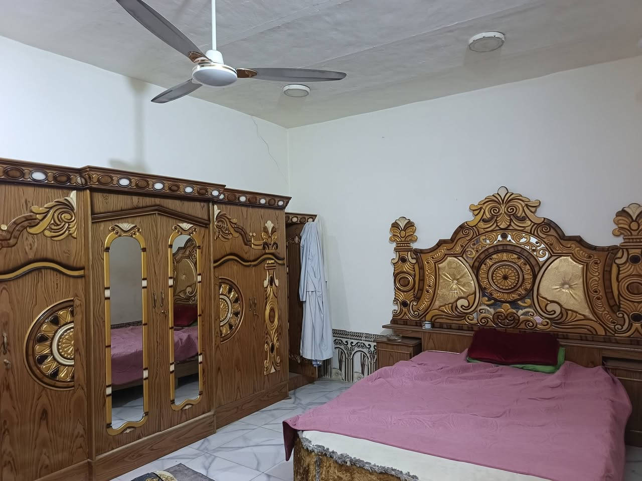 السلام عليكم بيت مع حديقه باسعدي قرب على طريق ياحسين يم فراس الخزعلي أبو السكلات  طابو زراعي سند 25بيت كامل مانقص أي شي مع حديقه كامله مكمله وأي ستفسار لاتصال على رقم صحب البيت *********** اني بس مكلف بانشر
