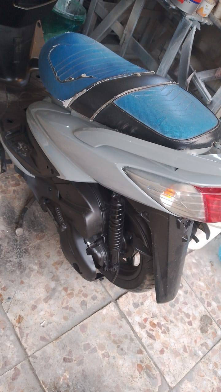 سلام عليكم دراجه سكنس فحل للبيع مجفته محرك جديد مصبوغ لون اسمنتي الدراجه نكره سلف بيه نقص باتري السعر 750000 غير متواجد في الفيس بوك الرقم *********** رجاء المو شراي ليتصل
