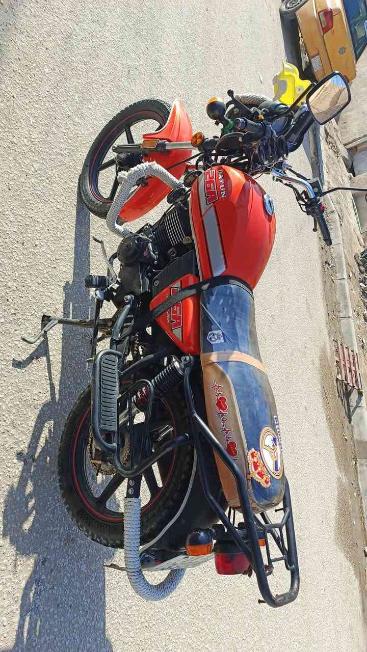 السلام عليكم.
دايون نفخ  لون برتقالي 
مديل 22طالعه بل 23
محرك 200c
مكفوله برغي ما مفتوح بيه 
رقم كربلاء نكليزي  ثاني يوم اداورلك 
دهن امزويل كل 15يوم ابدله دراجه مالت جناي
 سعر مليونين 200وبيه مجال 
***********
