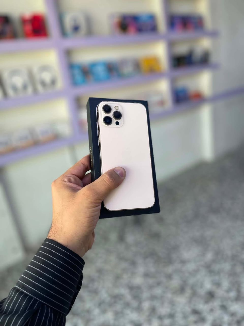 ايفون 12 برو ماكس
سوق اوسط 
بطاريه 100 مبدله اصليه فقط 
ذاكره 256 
شاشه بلاديه بس بيه نقطه بكد الابره مامبينه 
فيس ايدي متوقف بتحديث 
نضيف فول 
سعره 335 بي حك جيه 
***********
