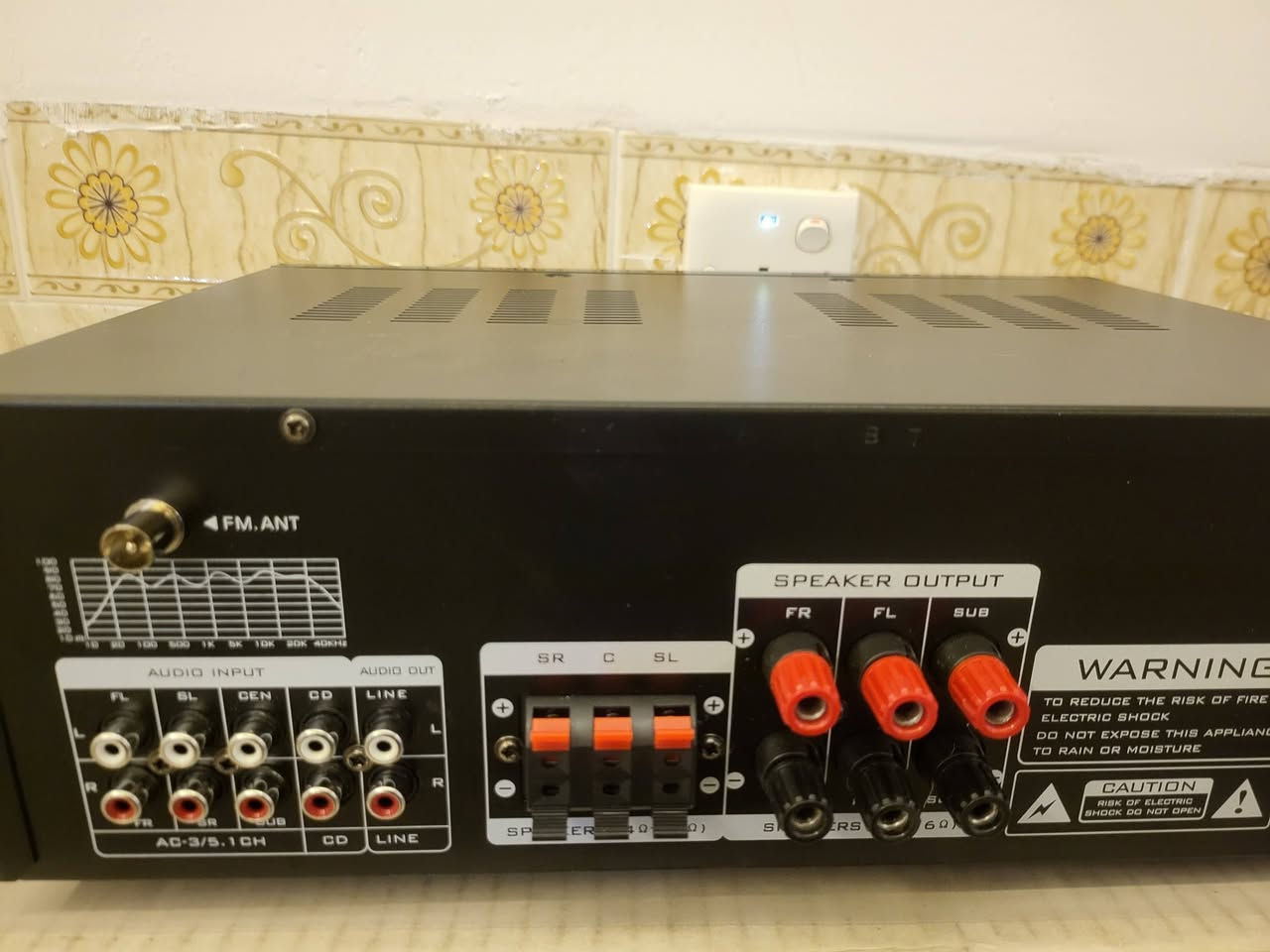 الجهاز هو مضخم صوت منزلي من ماركة Sunbuck، وتحديداً الطراز AV-888BT، المصمم لأنظمة الكاريوكي والترفيه الصوتي.المميزات الصوتية: يدعم هذا المضخم نظام صوت 5.1 قناة، مما يتيح توصيل عدة سماعات.التوصيل: يحتوي على بلوتوث مدمج للاتصال اللاسلكي، بالإضافة إلى مدخلات لبطاقة SD وفلاش ميموري (USB) لتشغيل ملفات MP3.الكاريوكي: يشتمل على مدخلات للميكروفونات مع إعدادات للتحكم في صدى الصوت (Echo) وحجم الصوت الخاص بالميكروفون.الشاشة: يتميز بشاشة عرض ديناميكية مزدوجة تظهر مستويات الصوت وتضيف مظهرًا جذابًا ..... ملاحظة كيجات LED  ليزري.          وسعر 135 الف


**إذا كنت صاحب هذا الإعلان وتريد حذفه لأي سبب، رجاءا أرسل رسالة إلى الدعم الفني**