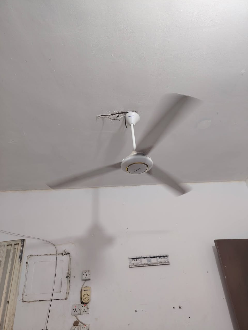 ثلاجه ناقصهه بس غاز ٥٠ الف
 وترجع تبرد طبيعي تخم خفيف  بس يدتين شويه خلع بيهن٥٠ الف 
مروحه ١٥وغساله شغاله كل شي مابيهه٧٠ الف
كاونتر مرمر ٦٠ الف 
عنواني الشعب الديوان توصيل ماعندي
واتس اب ***********
