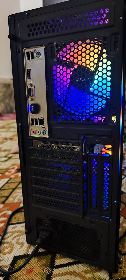 ​🖥️ تجميعة كيمنك (Full Setup) للبيع – نظيفة كللش وصيدة 🚀
السلام عليكم شباب.. عندي هاي التجميعة المتكاملة للبيع، الجهاز نظيف كللش وما مستخدم إلا شي قليل، والسبب أني طالب سادس وما عندي وقت ألعب وتاركها حرامات، فقررت أعرضها للبيع. الجهاز كامل مكمل، تاخذه وتلعب فوراً.
​📋 مواصفات الكيس (PC):
​المعالج: i5-12400F (الجيل 12).
​كرت الشاشة: RTX 3060 (12GB).
​الرام: 16GB DDR4.
​الخزن: SSD Samsung M.2 256GB (سريع جداً) + HDD 1TB.
​الباور سبلاي: 600 Watt.
​المذر بورد: ASUS H610M-K.
​📺 الشاشة والملحقات:
​الشاشة: ZP2414 دقة Full HD بنل IPS (ألوان حقيقية) وتردد 144Hz.
​يد التحكم (عدد 2): Xbox Controller أصلية + Xbox 360 Controller إضافية.
​المايك: مايكروفون احترافي صوته صافي جداً.
​السماعات: HyperX Cloud 2 (Wired) + HyperX Cloud Flight (Wireless).
​إضافات: تحويلة بلوتوث (Bluetooth USB) + كيبورد ميكانيكي Redragon + ماوس Razer + سبيكرات مكتبية.
​💰 السعر: 1200 مليون وميتين قفل 
📍 المكان: [ميسان مجر كبير ناحيه العدل ]
📞 للتواصل: [***********] أو راسلني خاص او واتساب .

ملاحظه ابيع تجميعه كاااااااااملة ما بيع قطع
