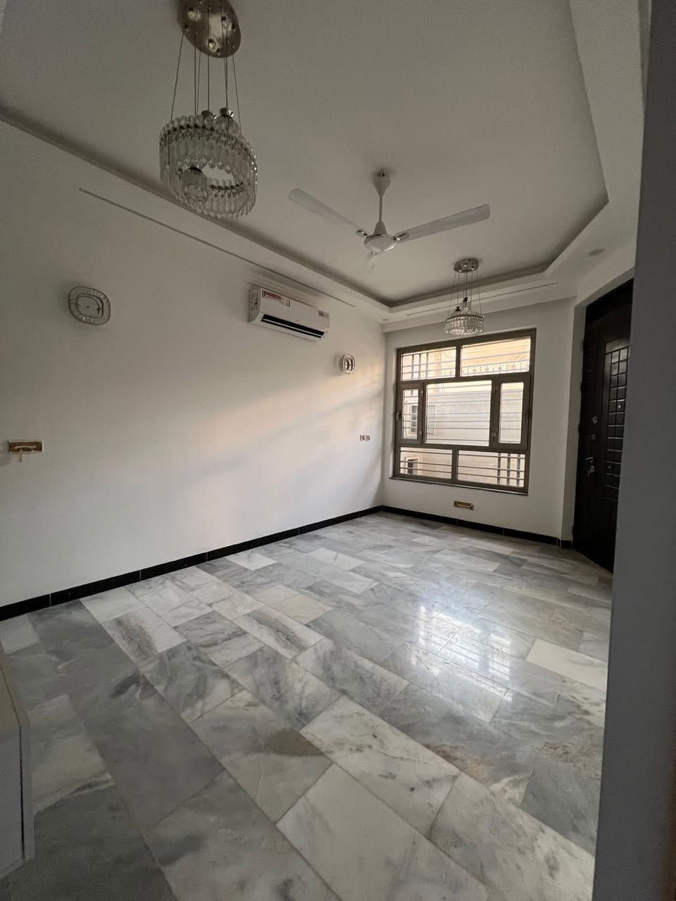 للـبـيـع في الـسـيـديـة

دار سكني بناء درجة اولى 
المساحة 100 مـتـر واجهة (5م) السعر مناسب جدا

الموقع مربع كامل ساجد الضباط

متكون من مدخلين 3 طوابق 4غرف نوم وصالة ومطبخ وخدمات عدد2

عندك بيت 🏠 وحاير شلون تبيعه احنة نجيبلك المشتري وبسعر الذي يناسبك

عندك بناء 🏗️ وما عندك وقت تبني احنة نبني لك بأسعار تنافسيه وبكوادر هندسيه مع توثيق مراحل العمل بالتصوير حتى تكون مطمئن

(التعامل والتفاوض مع صاحب العقار مباشر)

أهم انواع الاستثمار المالي هو الأستثمار العقاري .... مع الكوخ للتطوير العقاري . تستطيع استثمار اموالك بطريقة أمنة بشراء عقار في منطقة السيدية .
________________________________
للاستفسار الاتصال او المراسلة على :-

***********📞

 او زيارة موقع الشركة 📍
السيدية الضباط شارع المركز
الكوخ للتطوير العقاري
