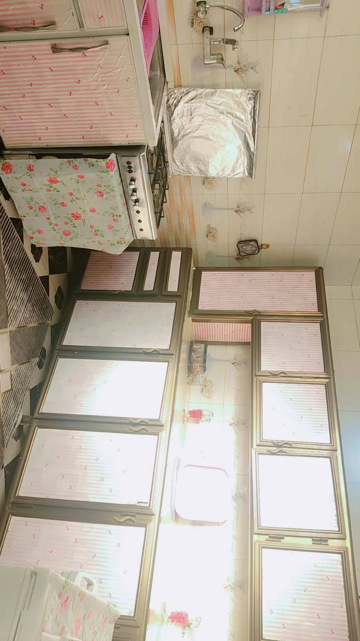 السلام عليكم 
بيت للبيع في حي التأميم الأولى طابقين والثالث بيتونة وسطح 200م موقع مميز على ساحة وخلف مدرسة الرواد البيت حاليآ مشتملين وتكدر ترجعة بيت واحد للأستفسار ***********
