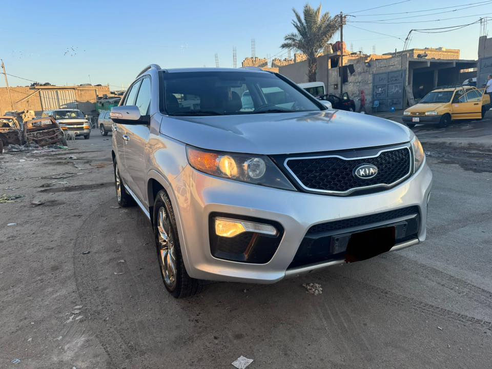 السلام عليكم
سورنتو 2013 اعلى فئة 
كصة جنطة دخول جديييد
متوم اربيل وجاهز شغل حلو كلش
فول مواصفات 
6سلندر 
7راكب
3قطع تبريد
بانوراما
كشنات كهرباء
شاشه
كاميرا
حساس خلفي
السياره كلهه جديده صدر تدفئة تبريد كله جديد
ماكو نقص برغي

عنوان السياره بغداد 
واتس اب

***********
