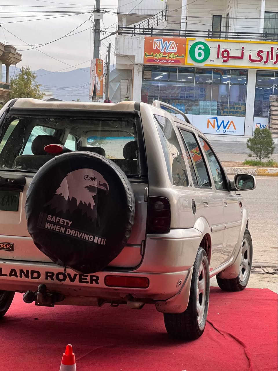 Land rover 2001 
Arme plasteky hawler  
Yak parchay boyaxa be naw grtn 
Jam karaba 
45$  gorenawash akam 

*********** السليمانية, العراق
