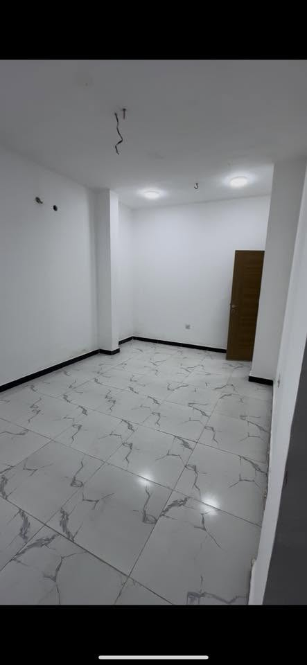 بيت في مجمع السلام السكني المرحله الثالثه
الدخول عن طريق عامود رقم واحد 
او عامود  22 شارع جامعة الكفيل
بيت 200 متر طابقين   
استقبال 
ثلاث غرف نوم 
مطبخ بارد ومطبخ حار بناء
صاله كبيره 
ثلاث صحيات 
بي اضافات 
بناء مخزن في الطابق الاول  طول 9متر وعرض 4متر 
بناء مطبخ حار خلفي 3في 2,5
إضافة خط ماء اساله للبيت كله 
إضافة كتائب حديد للبيت كله مع إضافة باب حديد للباب الداخليه 
زيادة ارتفاع الجدران للبيت كله 
البيت جديد وفارغ وجاهز للسكن
بيع بسعر مناسب جدا 
للأستفسار اتصال على الرقم 

‭***********‬

