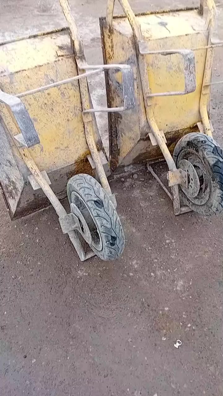 السلام عليكم كافه غراض المحل للبيع العنوان بغداد رئاسه المعلمين للتواصل الاتصال ع الرقم  ***********
