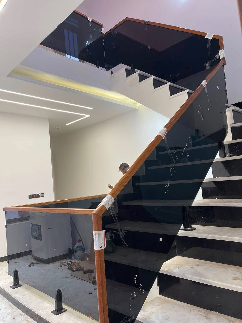 محجرات وبلكونات زجاج مسكرت (المقصى) امن  
محجرات ذو دنگ طويله أو قواعد 
العمل مع أو بدون قبضه خشب 🪵 صاج أو قبضه الألمنيوم 
بأشرف مهندس عادل
للاستفسار واتساب
***********
