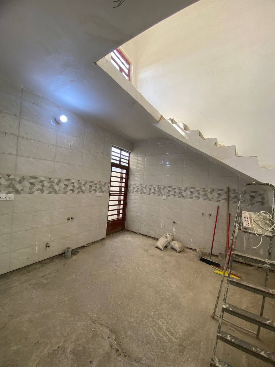 بيت للبيع سكني زراعي منطقة الانتصار مقابيل مستشفى حماد شهاب
_ مساحتة 100 متر
_ يحتوي على استقبال + غرفة + مطبخ + خدمات 
_ بناء جديد زيرو ممدخلين بي وقاط ثاني مطلع مشط لبناء غرفتين اضافيات
_ أول شارع بمنطقة الانتصار زراعي خدمات كهرباء تبليط مجاري 
_ السعر 50 وبي مجال 
_ للاستفسار أكثر اتصل 
***********
