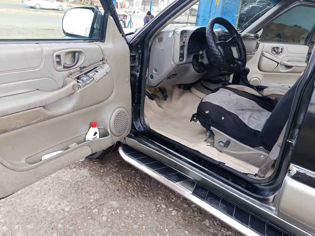 السلام عليكم ورحمة الله وبركاته سيارة جمسي محور كير ومحرك في فتي سياره رقم بغداد موديل 2000شرط التحويل وال وكالة  مراوس بسيارة حسب القناعه مكاني صلاح الدين بيجي رقمي ***********  السعر 50وبيه مجال وكل نقص مابيها كل الصورة جدامك
