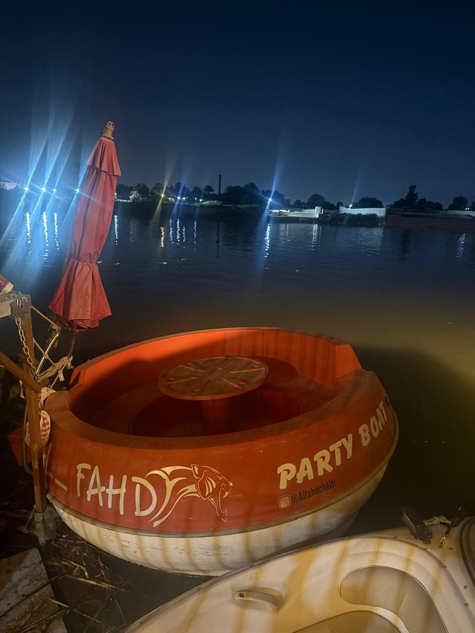 للبيع زورق دائري يحتوي ع ميز طعام مع محرك ياماها ياباني حجم ٢٥ cc 
***********
