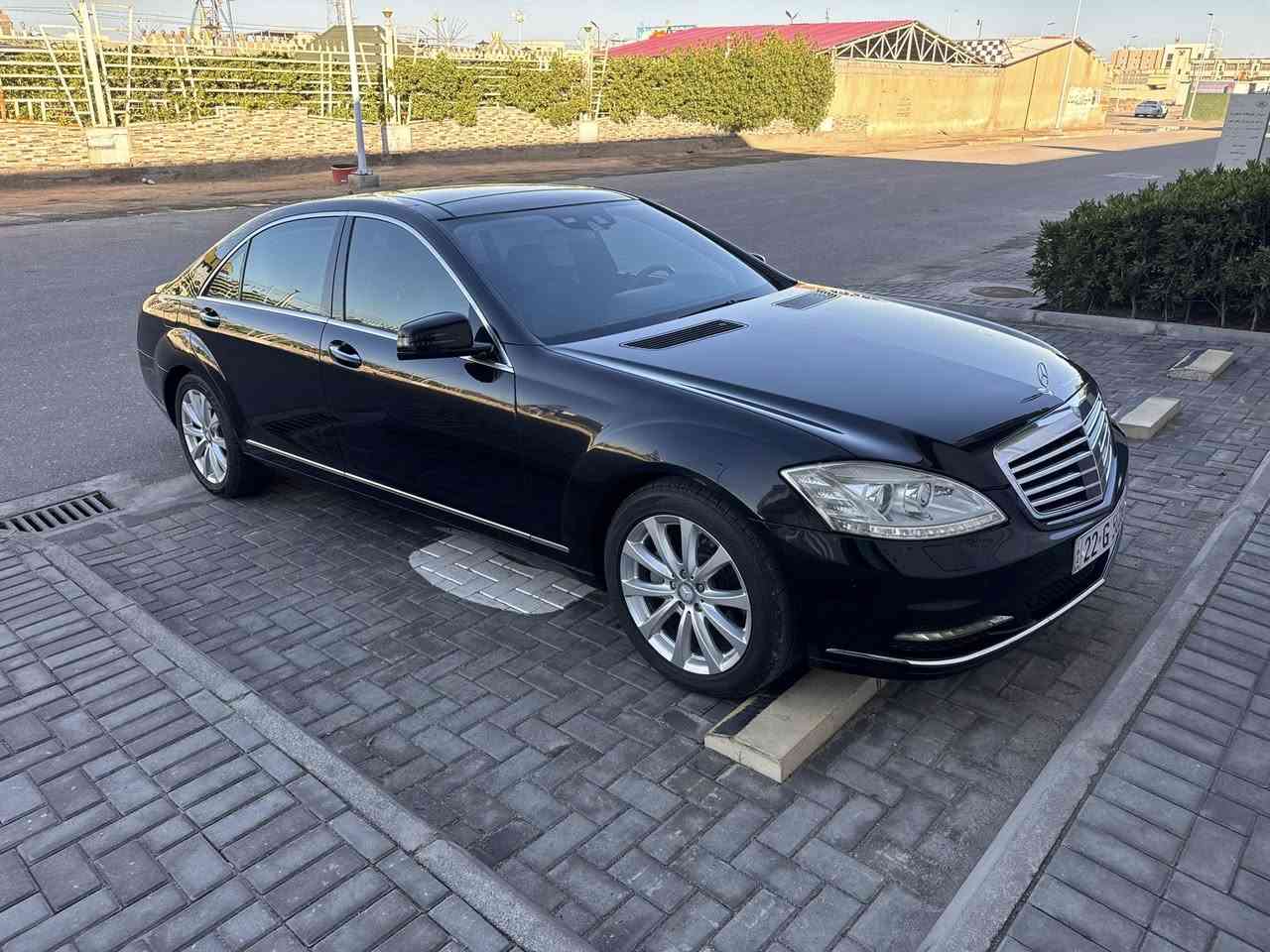للبيع، سياره مرسيدس S-Class S350 موديل 2012. السياره بحاله الوكاله تماما، خاليه من الصبغ والحوادث، واستخدام شخصي نظيف جدا. تتميز بمواصفات كامله من فل اوبشن، تشمل سقف بانوراما، نظام داتا شو وناظور ليلي، مقاعد كهربائيه، ابواب بصمه، صندوق كهربائي، وابواب شفط، بالاضافه الى حساسات اماميه وخلفيه وكاميرا. السعر 23,500 دولار للاستفسار، يرجى التواصل على الرقم *********** علما بان السياره رقم أربيل الجديد
