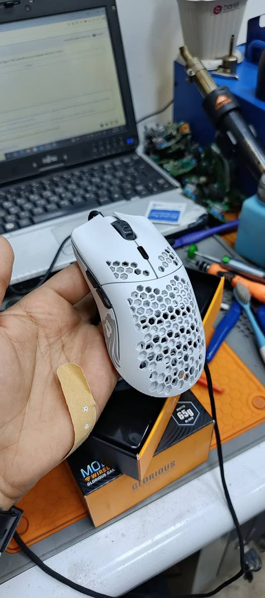 السلام عليكم 
ماوس كلوريس مودل o اخو الجديد
السعر ٥٠ الف
***********
