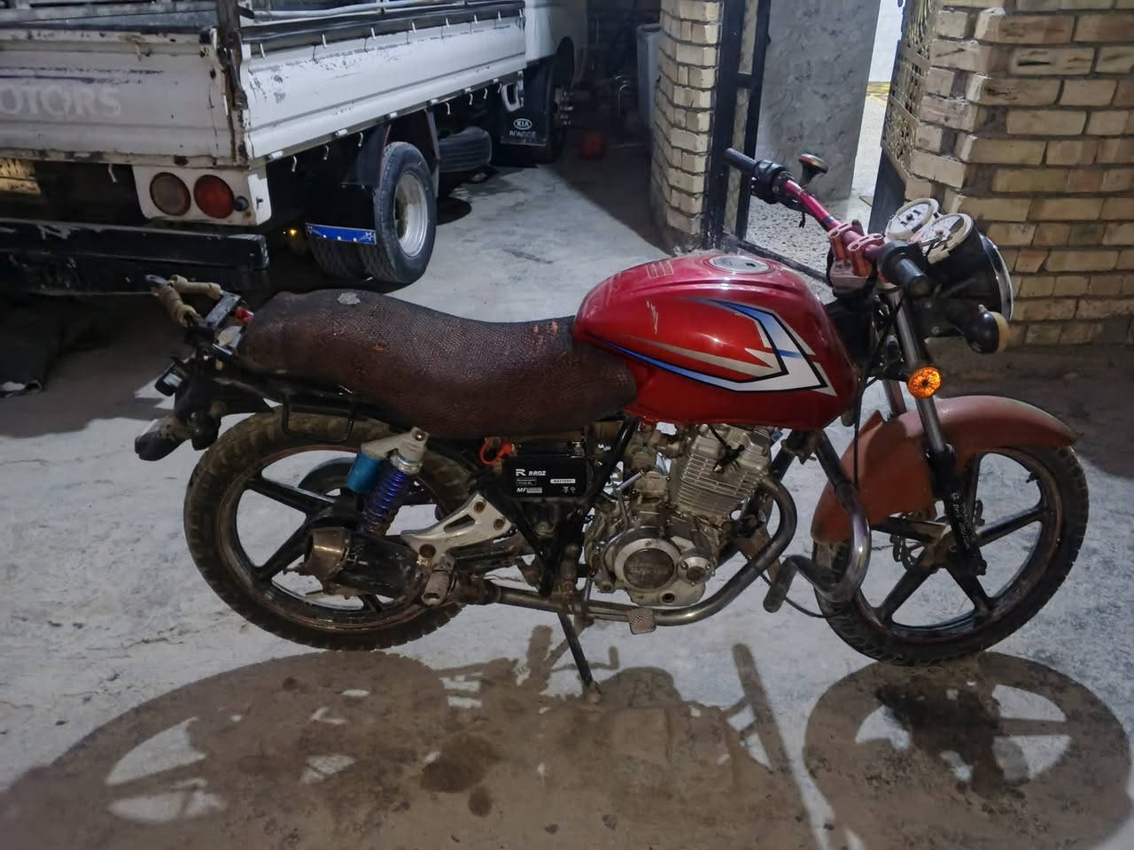 السلام عليكم عندي دراجات اثنين وحده كير أو وحده اوتوماتيك شغالات ابيع كوم حديد أو  اكو مراوس بيهن بايفون 13او فوك السعر قفل 450دينار ما ينزلن ***********
