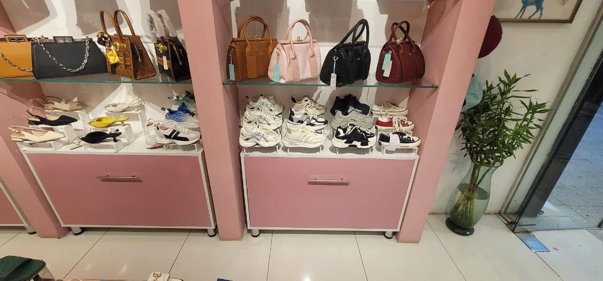 عدة محل أحذية وحقائب للبيع 👠👜
 • 300 زوج أحذية (كعب وموديلات)
 • 90 شحاط صيفي
 • 10 حقائب جديدة
 • كابينات + مكتب + مراية + كراسي + استاندات

جاهزة لفتح محل فورًا
السعر: 5 مليون قابل للتفاوض
الموقع: بغداد

للاستفسار ***********
