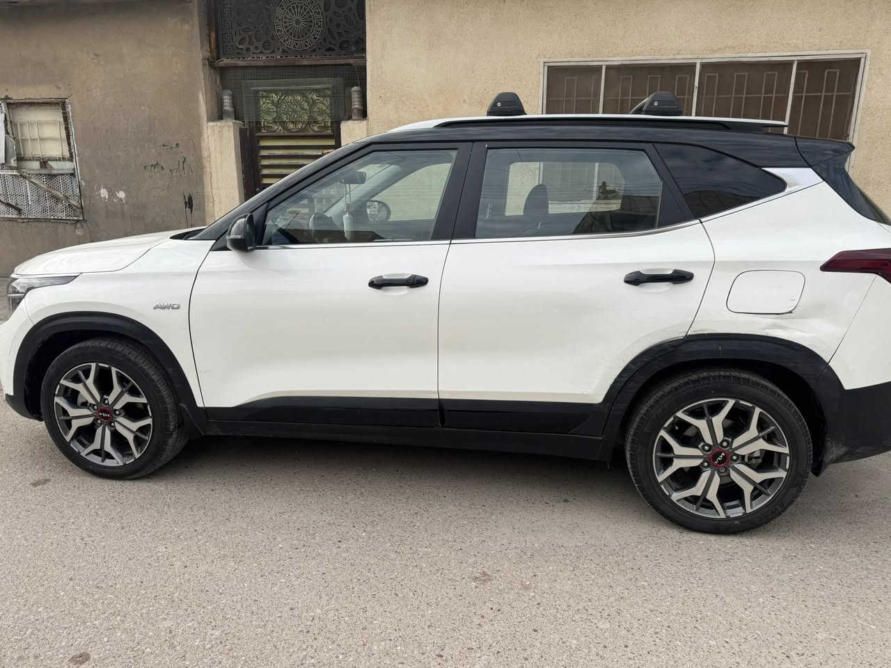 السلام عليكم سيليتوز كيا موديل2023 وارد امريكي ضربتها بالجاملغ الامامي والخلفي فول  مواصفات شاشه كامرا  حساسات اشاير بالمري كشن كهربائي  لونين ابيض واسود  3 انظمه قياده (عادي وذكي وسبورت) ماشيه 24 الف ميل السعر 145 وبيها مجال مرقم بغداد مكاني بغداد السيديه *********** .
