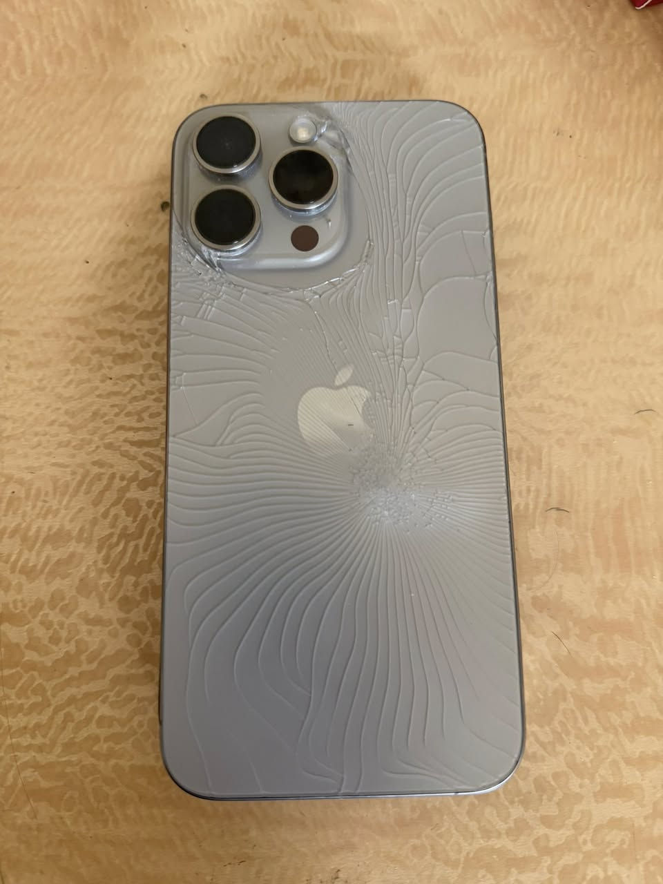 السلام عليكم ايفون 15برو ماكس شرق اوسط 
الذاكره 256
البطاريه ٨٧
التلفون فقط بي الظهر مثل ما موضوح بالصوره وما ماثر على شي  الباقي كله سليم 
السعر 925الف 
***********
