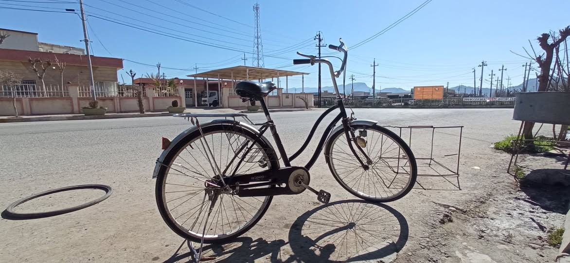 ئەو پاسکیلە بۆ فرۆشتن بێ حەیبە نرخی٥٠هەزار شوێن سەنگەسەر 
*********** بشدار, السليمانية
