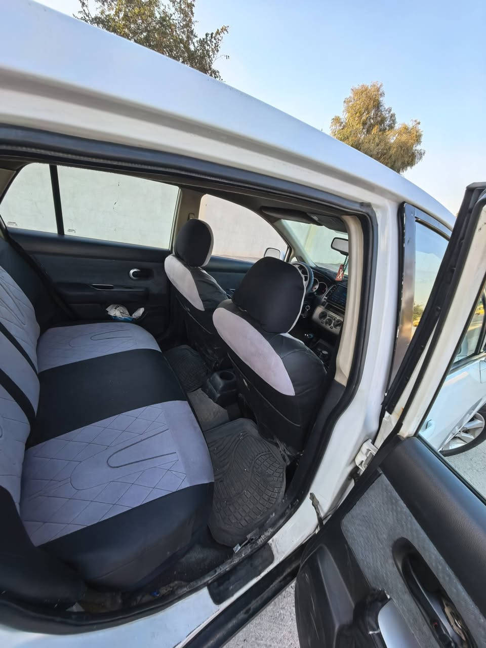 سلام عليكم 
نيسان فيرسا موديل 2009
ماشيه 210000 الف
محرك 1800كير at
رقم بغداد هزه وفحص جديد باسمي
شاشه وكامره داخل دوشمه جديده
سنتر لوك اربع جام كهرباء
بيه صبغ 4 قطع وبارد كم مكان بسيط
كير ومحرك مكفول بيه نقص راديتر تبريد فقط ميكلف 100 الف هو وغازه دهن وفلاتر جديد صدر نص عمر تايرات زوج امامي جديد مكاني بغداد للاتصال *********** سعر 75 ورقه وبي مجال بسيط
