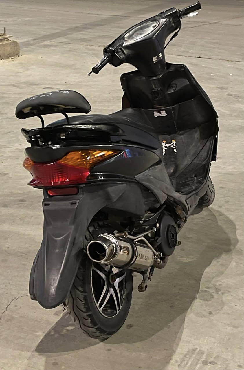 السلام عليكم
دراجة ادرس حديث ياباني للبيع الدراجة كلش حلوة وكاعدة لون فيلي بيه تزويد بسيط صالنصة رياضي ستيل ام الحساس اصلية مال رمبة وويلكب نجمة اصلي هم مال رمبة وبيها سبايدر اصلي كفراتها اصلية نوزل نظيف مكينة بجيس شرط خرسة نقوصاتها فقط عداد 
مكاني كوت خاجية شارع 40
للاستفسار :***********
