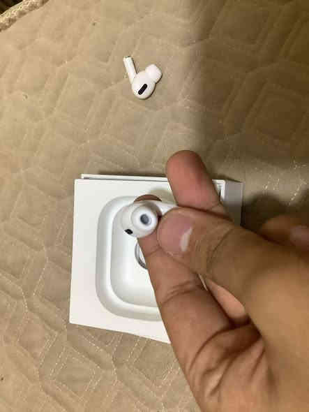 ايربود برو اصليه اي مشكله مابيه ونضافه 100/100 استعمال قليل كلش الله شاهد سعرها 140 وبيها مجال بسيط مكاني حله شارع 80 تواصل خاص او اتصال ***********
