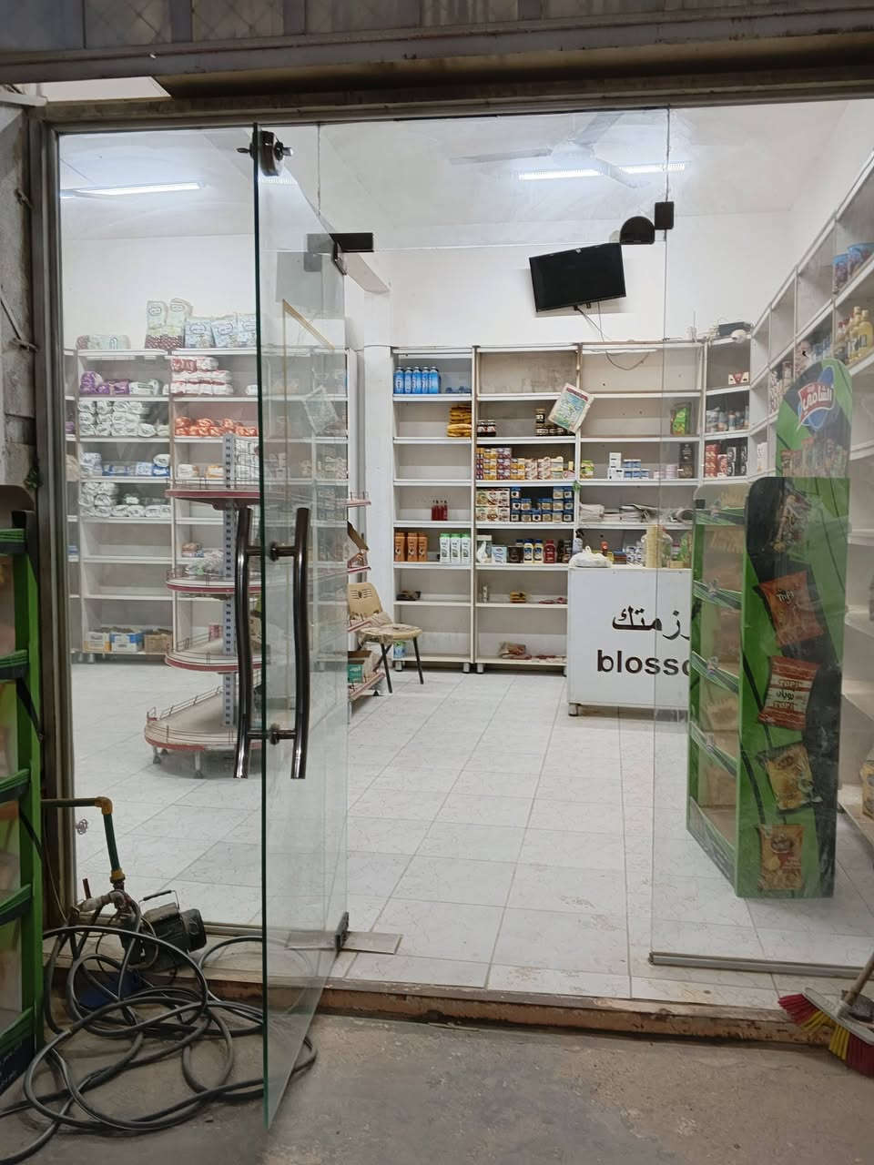 السلام عليكم ورحمة الله 
اسواق للبيع المكان الخماس شارع بيت غزيوي
للستفسار على الرقم ***********
