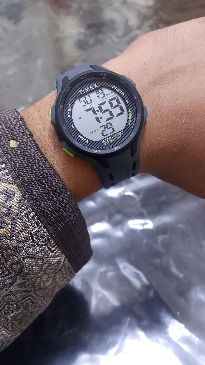تايمكس إسنشال ديجيتال إنديغلو سبورتس كرونو الجديدة
•جديد مع العلبة والملحقات
مواصفاتها الرئيسية ما يلي: 
التصميم والمواد:
هيكل من الراتنج  بقطر 45 ملم.
سوار راتنج قابل للتعديل بعرض 20 ملم.
عدسة أكريليك مقاومة للخدوش.
الوظائف والميزات:
شاشة عرض رقمية.
إضاءة ليلية Indiglo لتوضيح الرؤية في الإضاءة المنخفضة.
كرونوغراف (ساعة إيقاف) بدقة 1/100 ثانية.
منبه يومي.
عرض التوقيت العسكري (24 ساعة).
منطقتان زمنيتان.
تقويم يعرض اليوم والتاريخ والشهر.
مقاومة الماء:
مقاومة للماء حتى عمق 50 مترًا،


**إذا كنت صاحب هذا الإعلان وتريد حذفه لأي سبب، رجاءا أرسل رسالة إلى الدعم الفني**