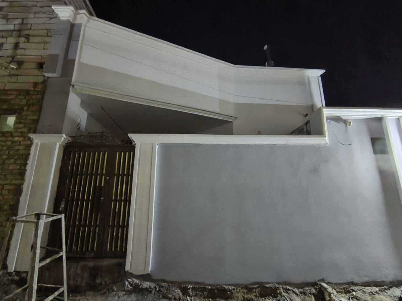 للبيع بيت  🏠 المكان الحمزه الشرقي قرب مركز الشباب خامس بيت عن شارع العام البيت يتكون من براني 6x4 ومطبخ 3x4 غرفة 5x5 نقص باب الغرفة صالة 4x5 وبيتونه مال السطح 4x5 
البيت عكادة بنيان جديد ومرتب بشكل السطح مالته شتاكير حته الصحيات مالته مرتبهن سيراميك وديكور وطارمة ومنور وحمام داخلي وصحيات خراجية البيت ما ناقصة كلشي فذ ملاحضات قليلة  اللاتصال ***********
