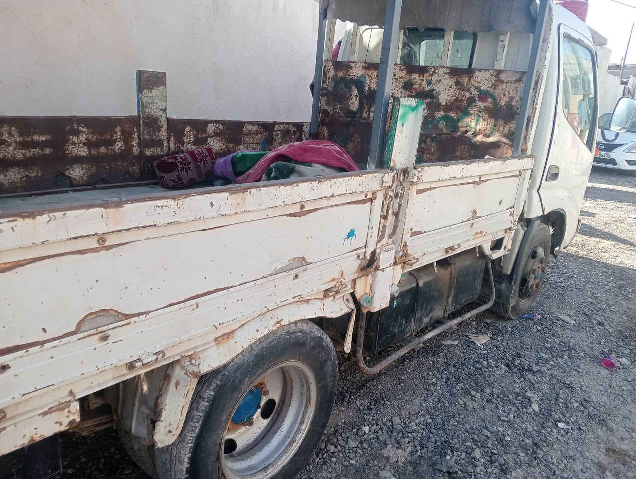 السلام عليكم سياره دينا تيوتا موديل 2000 رقم بصره اليف مكفوله اصوليتها  السعر 55 ورقه اوبيها مجال للشراي  الاتصال *********** أبو علي
