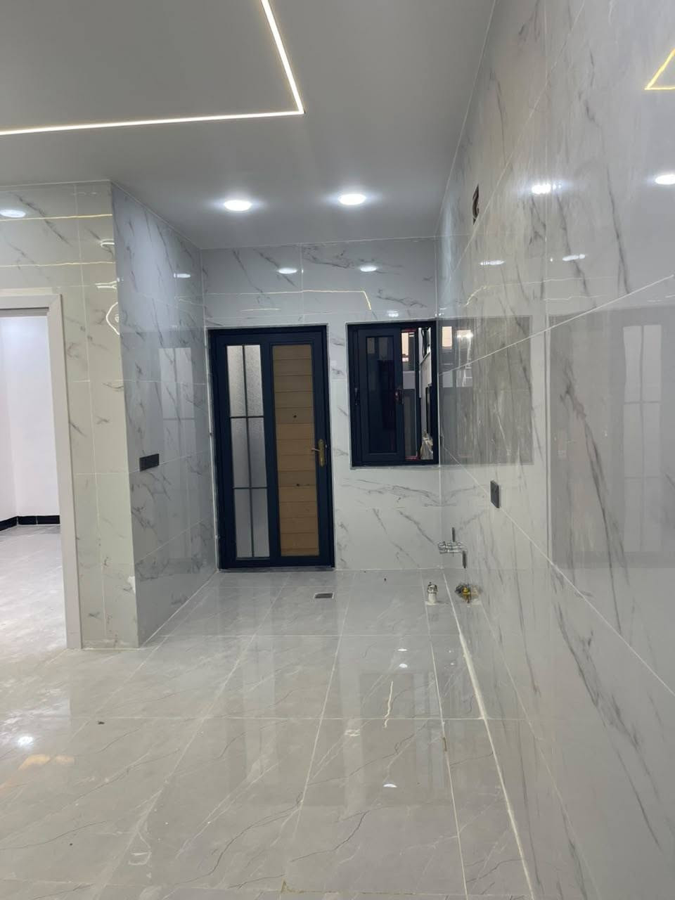 🏡 داران للبيع تم بيع دار واحد الباقي دار واحد– حي الحدباء الأولى مقابل مدرسة فلسطين

✨ فرصة مميزة لامتلاك دار حديثة البناء (زيرو وفارغة)

📍 الموقع: حي الحدباء الأولى – مقابل مدرسة فلسطين
📐 المساحة: 120 متر
📏 الواجهة: 6 متر
🛣️ الشارع: تبليط بعرض 12 متر
🧭 الاتجاه: قبلة (جنوب)

🏠 تفاصيل الدار:

🔹 الطابق الأرضي:

* غرفة نوم
* هول واستقبال
* مطبخ حار وبارد
* صحيات

🔹 الطابق الثاني:

* 3 غرف نوم
* هول
* صحيات

🔹 الطابق الثالث:

* غرفة
* بيتونة

📞 للاستفسار وحجز موعد زيارة العقار:
***********
***********
***********

🏢 السماك لتجارة العقارات

📍 عنوان المكتب:
حي الصديق – بعد مرطبات البحرين – سائدين الصديق الرئيسية – مقابل مدرسة العقول المبدعة

✨ دار حديثة بموقع مميز وتشطيب عصري… جاهزة للسكن فوراً
