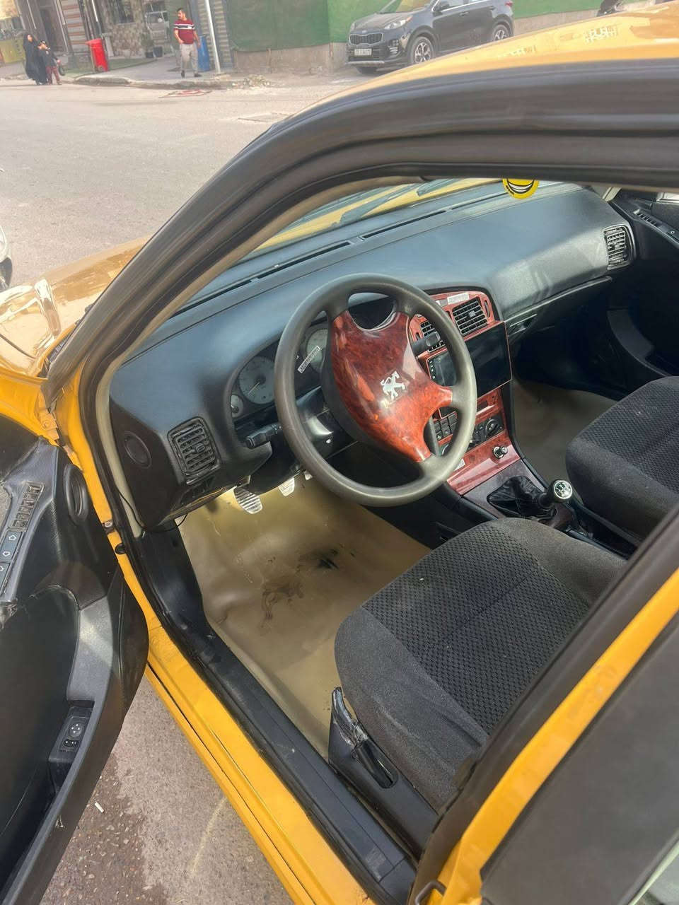 السلام وعليكم بيجو بارص 15 كير محرك جدد تبريد ثلج صدر جديد تخم تاير باتري شاشه كامره غرفتهه تخبل سياره نضيفه كلش مكفوله من الصربه ولصبغ فقط بارد قليل يم لمازده لباقي كفاله سياره حلوه السعر 44وبيهه مجال  مكاني بغداد زعفرانيه ***********
