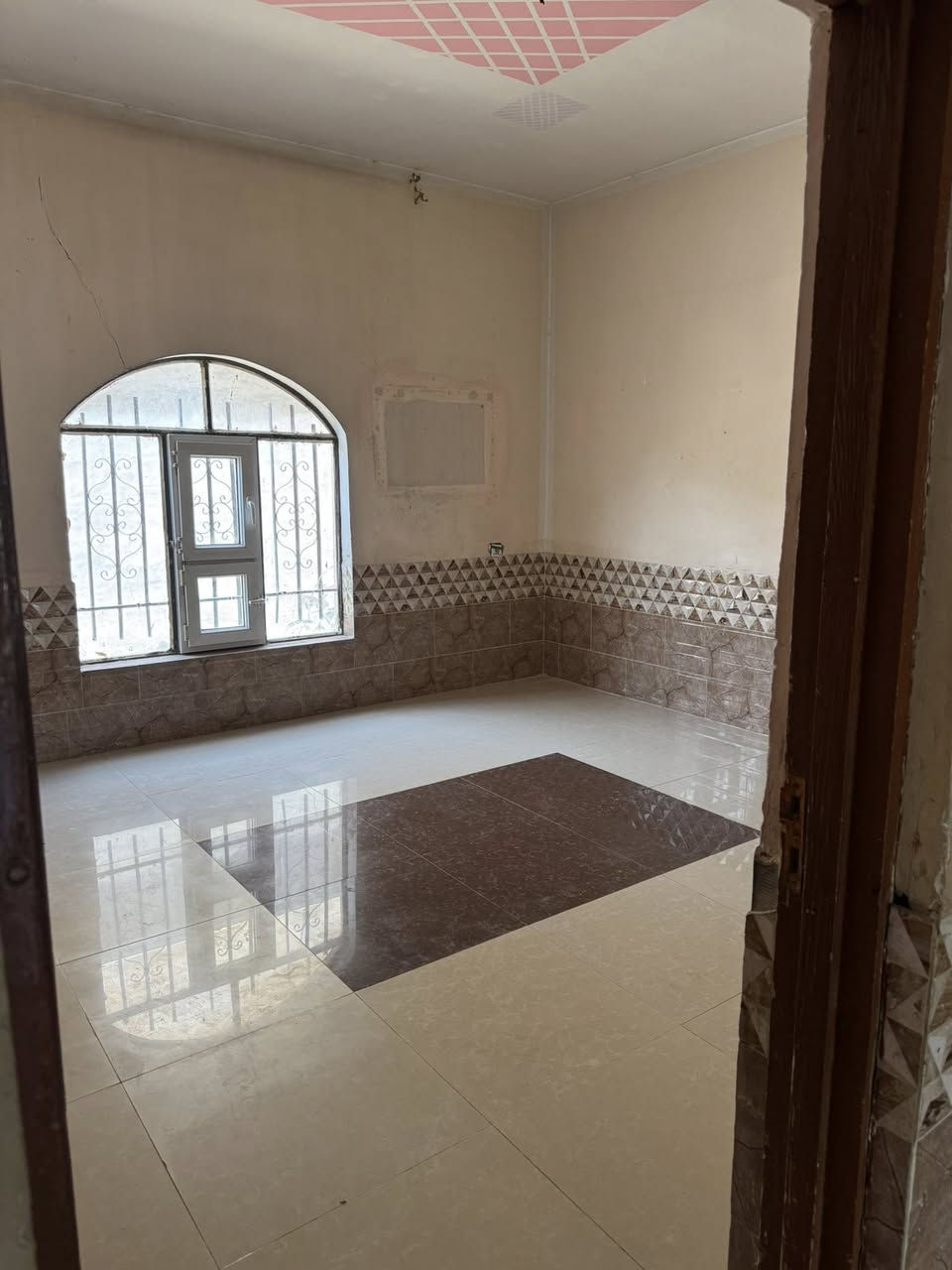 السلام عليكم بيت لليجارالعلم قرب قاعه القيثاره البيت 3غرف نوم ومطبخ حارباردوصحيات خارجيه وحديقه وكراج سياره (***********
